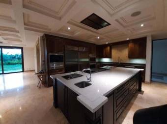 Se vende lujosa mansión en residencial de Pozos Santa Ana 23-3367