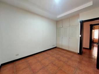 Se vende espaciosa casa con amplio lote en Escazú Centro 25-1807