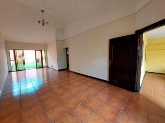 Se vende espaciosa casa con amplio lote en Escazú Centro 25-1807