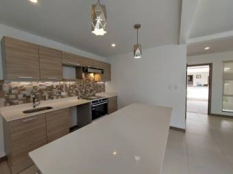 Se alquila casa con patio en condominio de San Antonio Escazú 26-354 Se alquila casa con patio en condominio de San Antonio Escazú 26-354