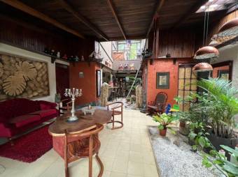 Se vende espaciosa casa con patio y terraza en San Rafael Escazú 25-41