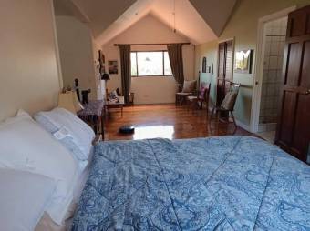 Se vende espaciosa casa con patio en San Rafael Escazú 25-1164