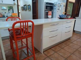 Se vende espaciosa casa con patio en San Rafael Escazú 25-1164