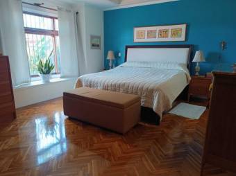 Se vende espaciosa casa con patio en San Rafael Escazú 25-1164