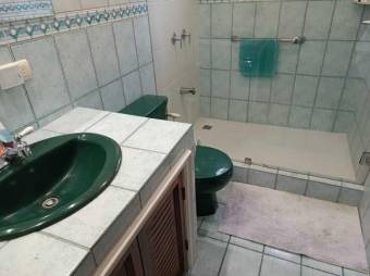 Se vende espaciosa casa con patio en San Rafael Escazú 25-1164