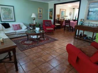 Se vende espaciosa casa con patio en San Rafael Escazú 25-1164