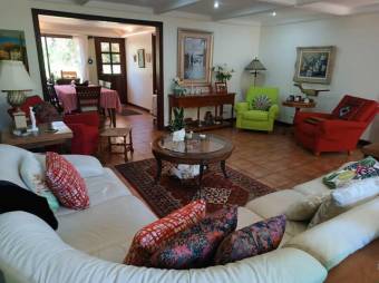 Se vende espaciosa casa con patio en San Rafael Escazú 25-1164