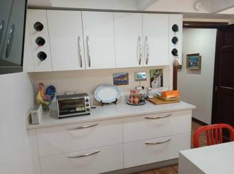 Se vende espaciosa casa con patio en San Rafael Escazú 25-1164