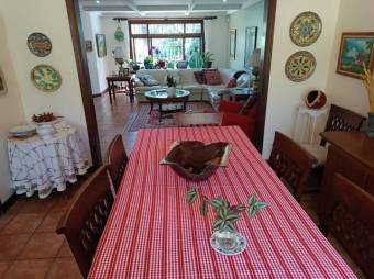 Se vende espaciosa casa con patio en San Rafael Escazú 25-1164