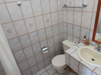 Se vende espaciosa casa con patio en San Rafael Escazú 25-1164