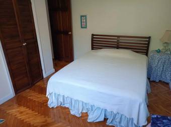 Se vende espaciosa casa con patio en San Rafael Escazú 25-1164