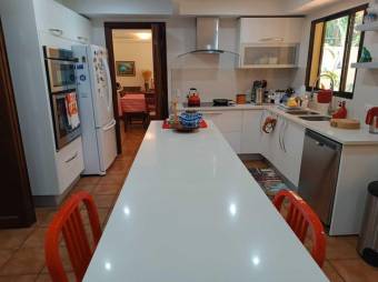 Se vende espaciosa casa con patio en San Rafael Escazú 25-1164