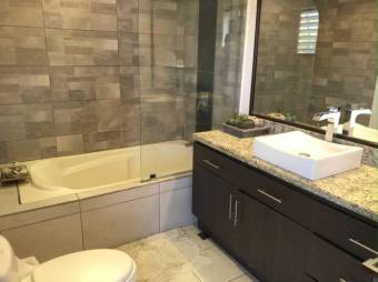 Se vende espaciosa casa para inversión en San Rafael Escazú 25-1165