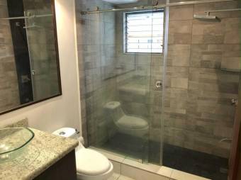 Se vende espaciosa casa para inversión en San Rafael Escazú 25-1165