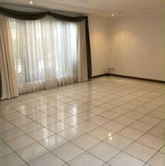 Se vende espaciosa casa para inversión en San Rafael Escazú 25-1165