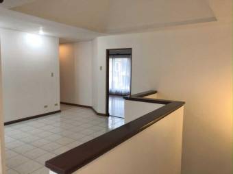 Se vende espaciosa casa para inversión en San Rafael Escazú 25-1165