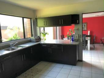 Se vende espaciosa casa para inversión en San Rafael Escazú 25-1165