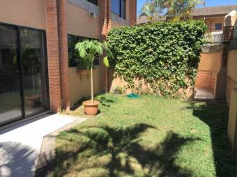 Se vende espaciosa casa para inversión en San Rafael Escazú 25-1165