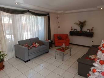 Se vende espaciosa casa para inversión en San Rafael Escazú 25-1165