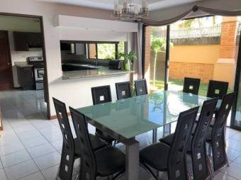 Se vende espaciosa casa para inversión en San Rafael Escazú 25-1165