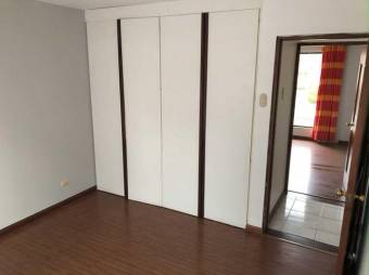 Se vende espaciosa casa para inversión en San Rafael Escazú 25-1165