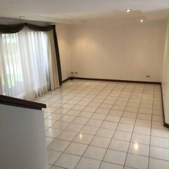 Se vende espaciosa casa para inversión en San Rafael Escazú 25-1165