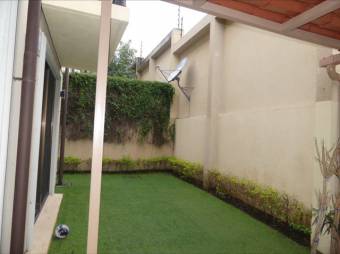 Se vende casa con patio y terraza en condominio de San Rafael Escazú 25-1213