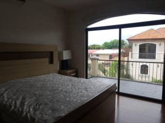 Se vende casa con patio y terraza en condominio de San Rafael Escazú 25-1213