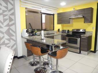 Se vende casa con patio y terraza en condominio de San Rafael Escazú 25-1213