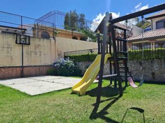 Se vende casa con patio y terraza en condominio de San Rafael Escazú 25-1213