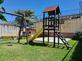 Se vende casa con patio y terraza en condominio de San Rafael Escazú 25-1213
