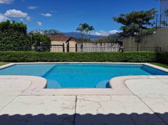 Se vende casa con patio y terraza en condominio de San Rafael Escazú 25-1213