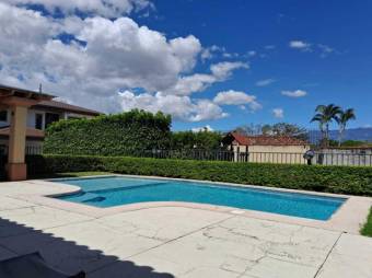 Se vende casa con patio y terraza en condominio de San Rafael Escazú 25-1213