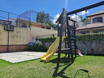 Se vende casa con patio y terraza en condominio de San Rafael Escazú 25-1213