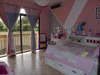 Se vende casa con patio y terraza en condominio de San Rafael Escazú 25-1213