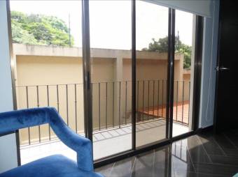 Se vende casa con patio y terraza en condominio de San Rafael Escazú 25-1213