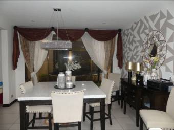 Se vende casa con patio y terraza en condominio de San Rafael Escazú 25-1213