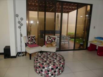 Se vende casa con patio y terraza en condominio de San Rafael Escazú 25-1213