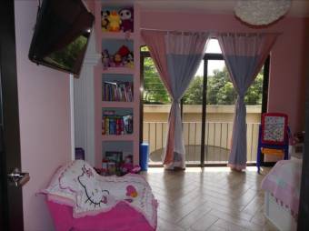 Se vende casa con patio y terraza en condominio de San Rafael Escazú 25-1213