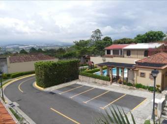 Se vende casa con patio y terraza en condominio de San Rafael Escazú 25-1213