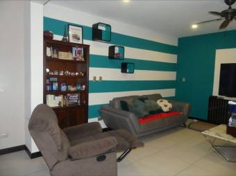 Se vende casa con patio y terraza en condominio de San Rafael Escazú 25-1213