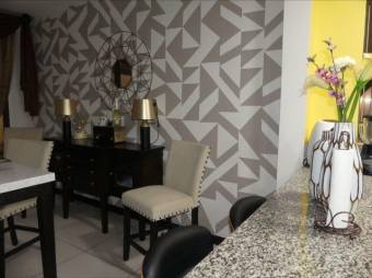 Se vende casa con patio y terraza en condominio de San Rafael Escazú 25-1213