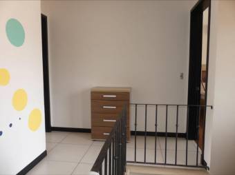 Se vende casa con patio y terraza en condominio de San Rafael Escazú 25-1213