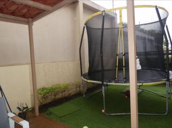 Se vende casa con patio y terraza en condominio de San Rafael Escazú 25-1213