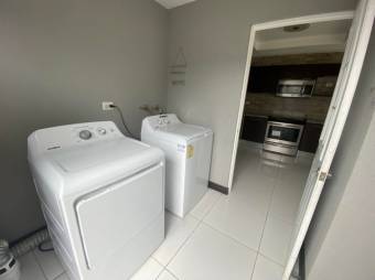 Se vende casa con patio en condominio de San Rafael Escazú 25-1578