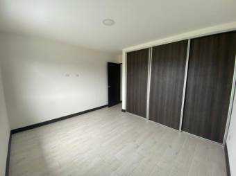 Se vende casa con patio en condominio de San Rafael Escazú 25-1578