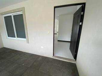 Se vende casa con patio en condominio de San Rafael Escazú 25-1578