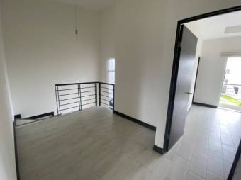 Se vende casa con patio en condominio de San Rafael Escazú 25-1578