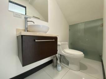 Se vende casa con patio en condominio de San Rafael Escazú 25-1578