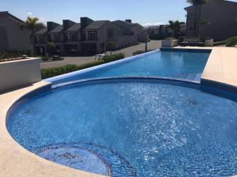 Se vende casa con patio en condominio de San Rafael Escazú 25-1578